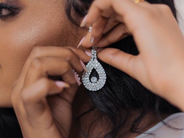 Comment mettre et enlever une boucle d'oreille sans se blesser ?
