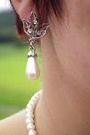 une femme portant une boucle d'oreille